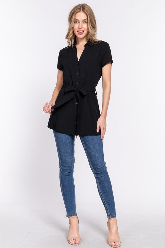 Blusa manga corta con botones y cinturón
