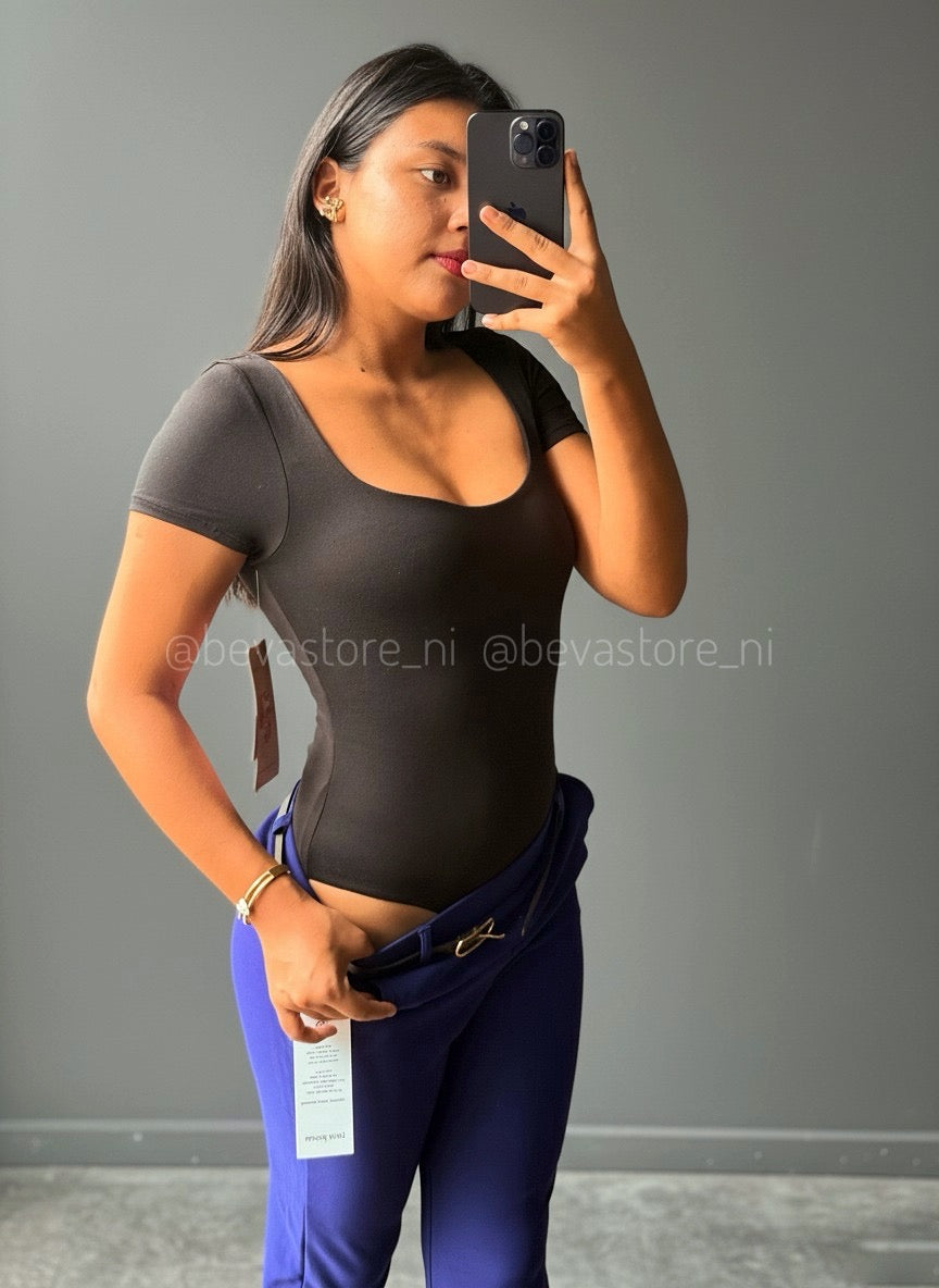 Bodysuit cuello cuadrado con mangas