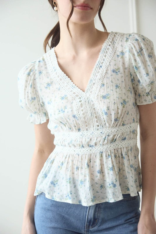 Top floral con cuello en V