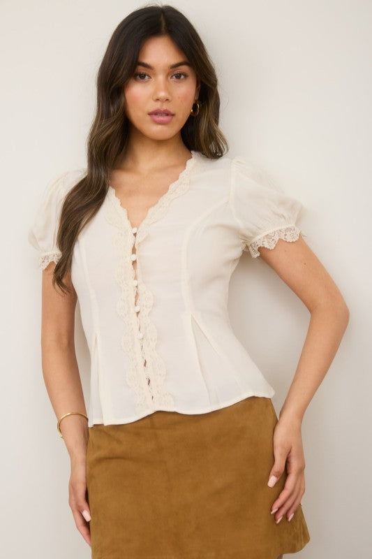 Blusa con mangas abullonadas y botones con ribete de encaje