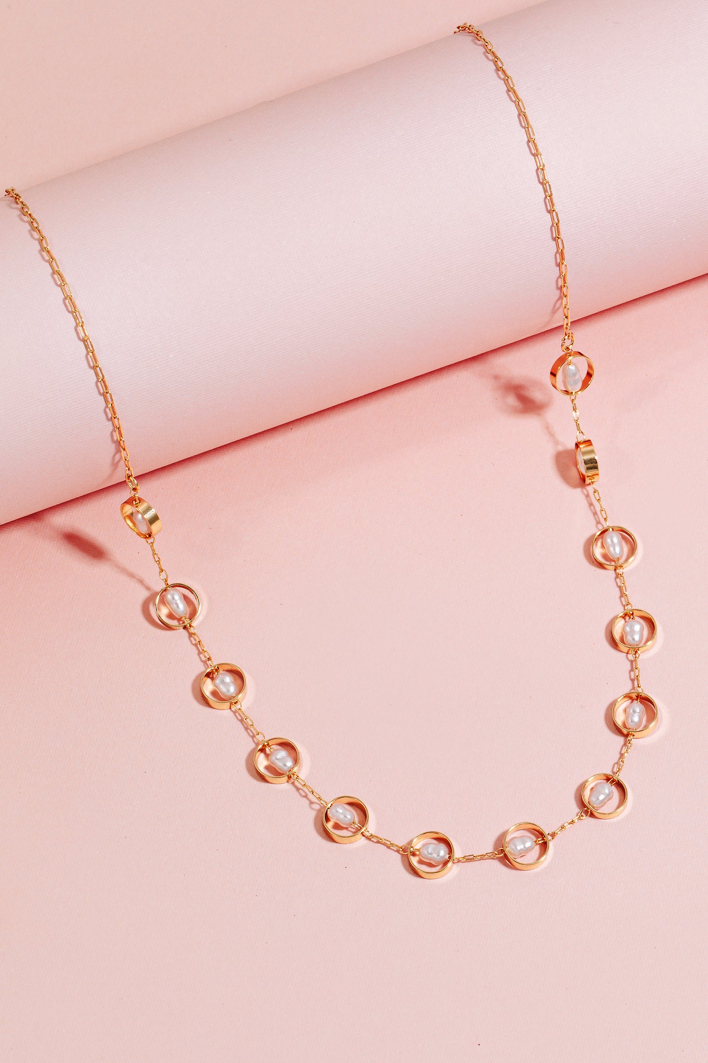 Set dorado de cadena y aretes