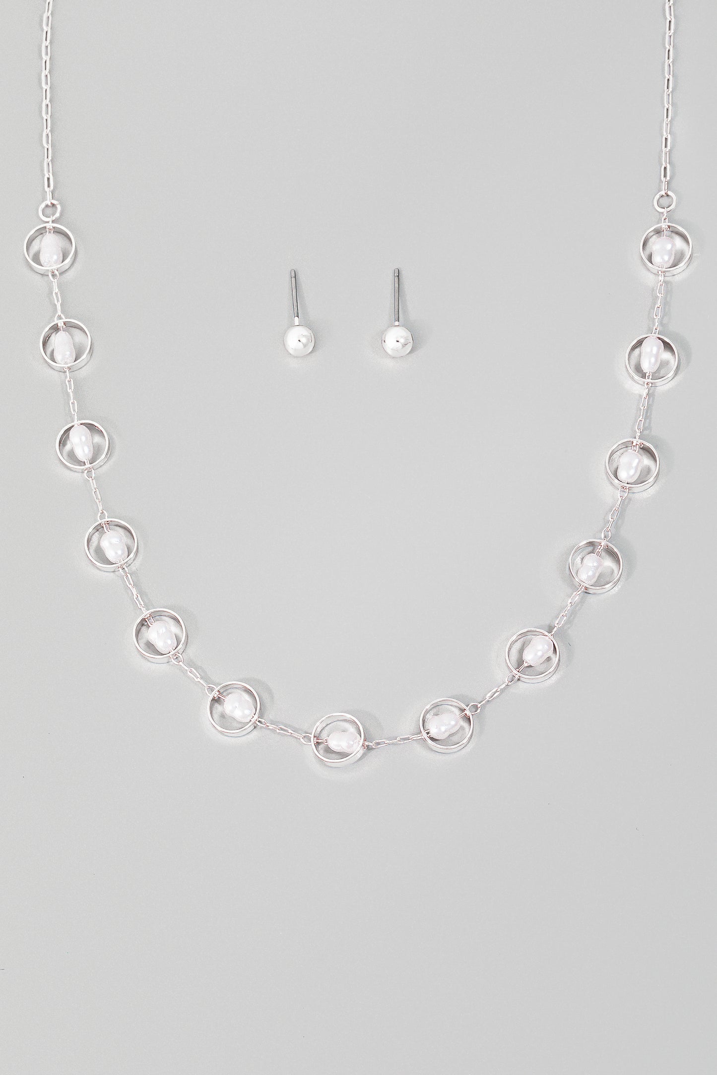 Set plateado de cadena y aretes