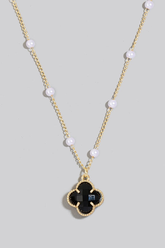 Cadena con perlas y dije de trébol negro con baño de oro