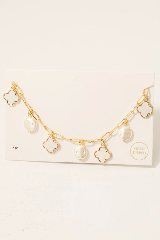Cadena blanco y dorado con perla grande y dijes de trébol blanco con baño dorado
