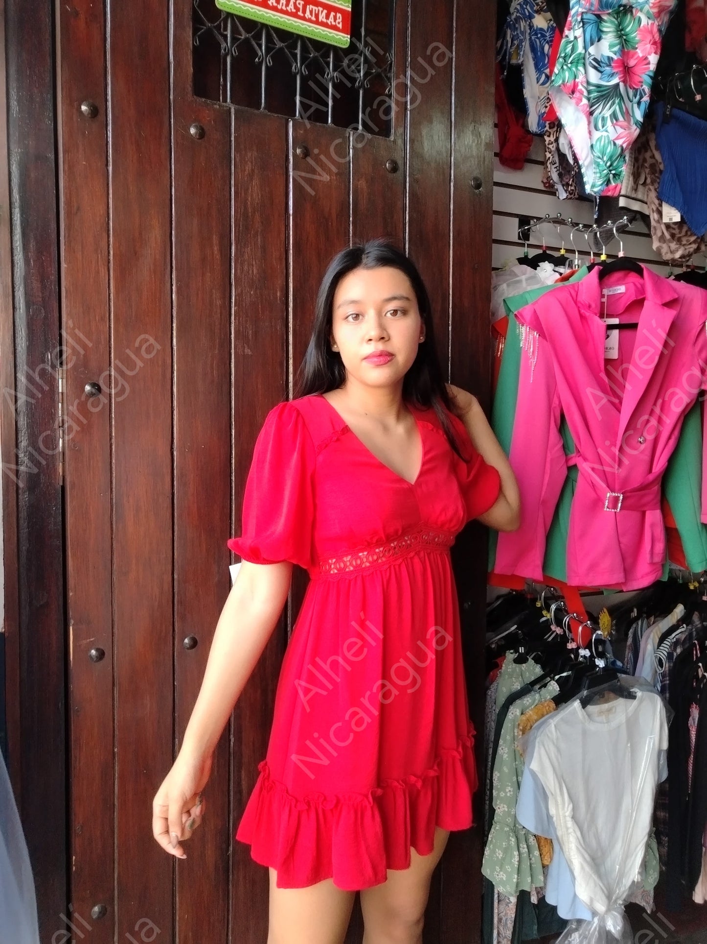 Vestido corto rojo con manga de princesa