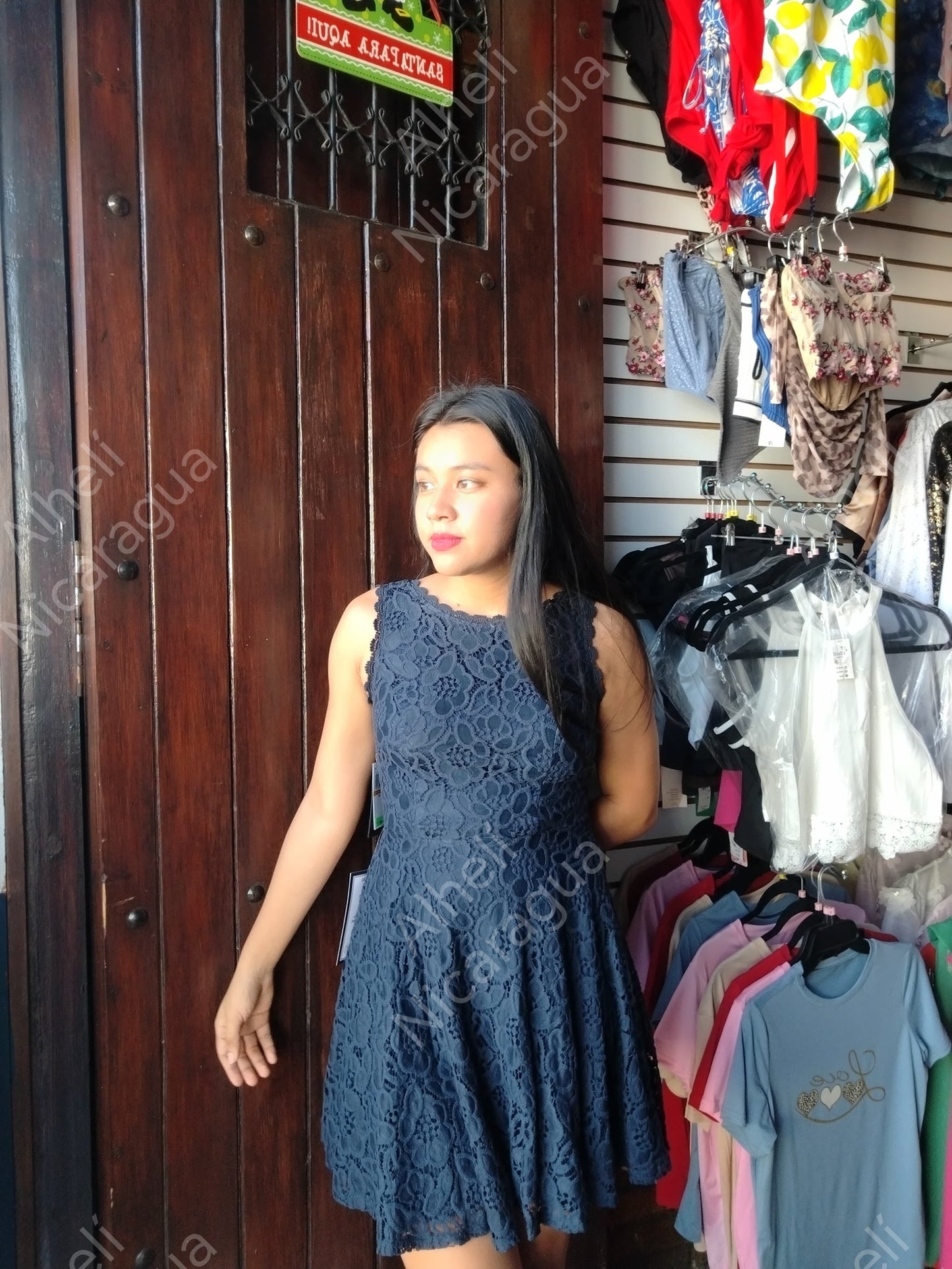 Vestido negro azulado calado