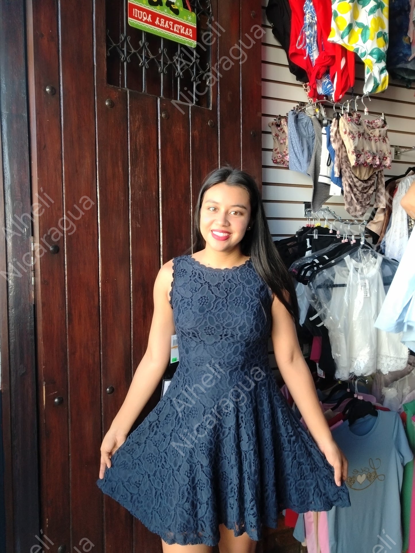 Vestido negro azulado calado