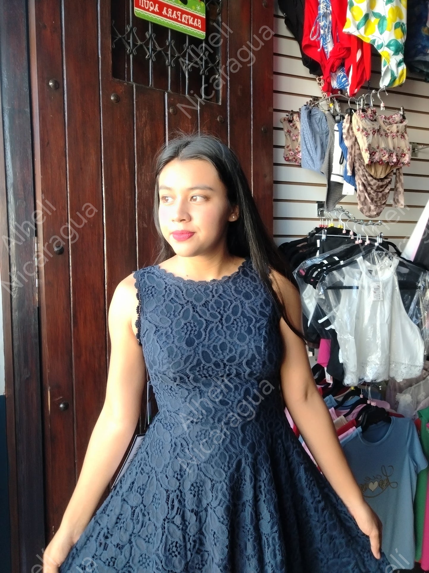 Vestido negro azulado calado