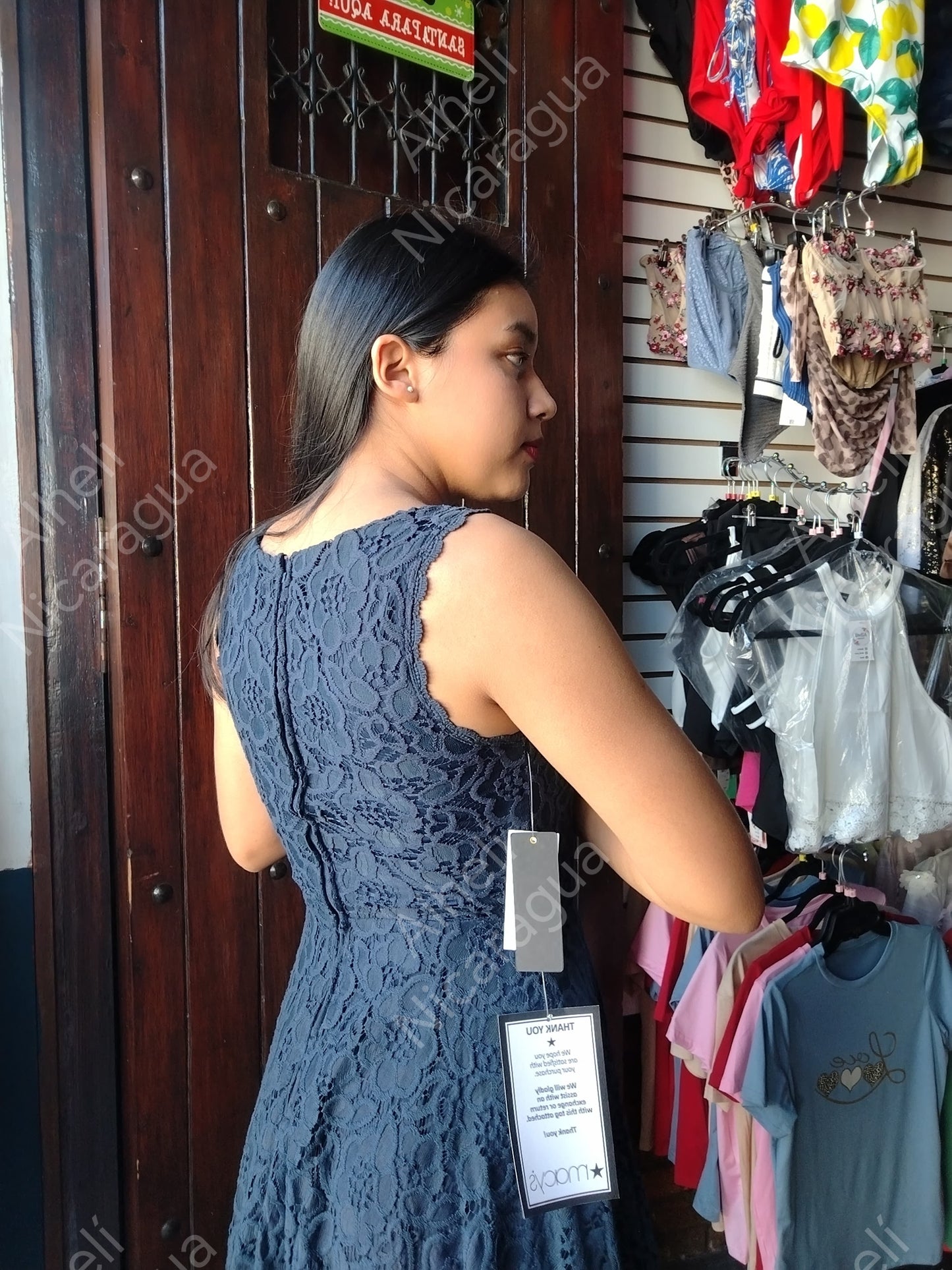 Vestido negro azulado calado