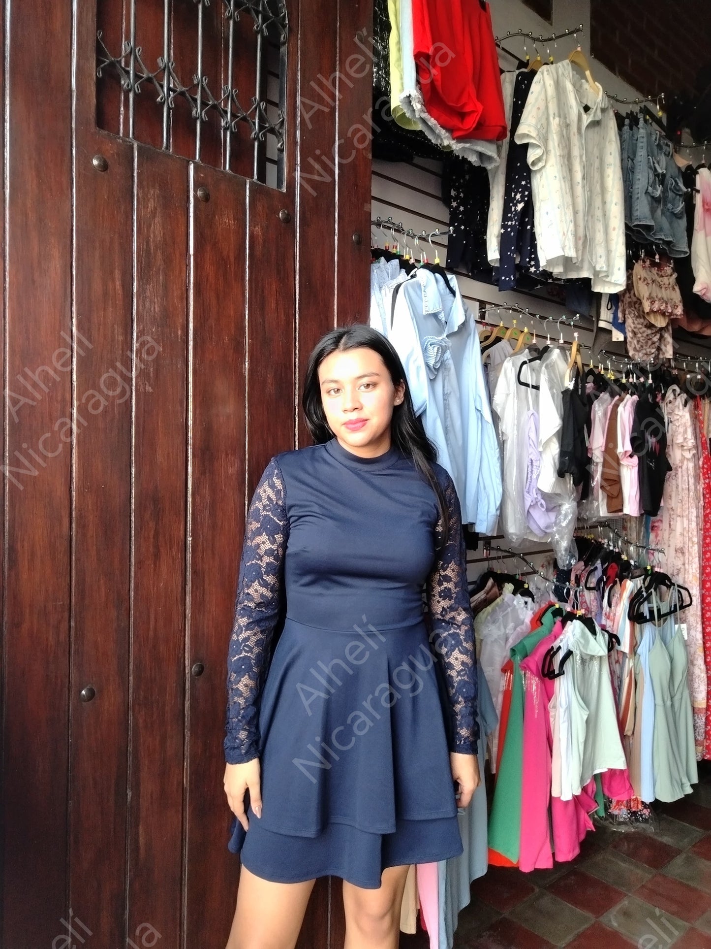 Vestido corto azul manga calada