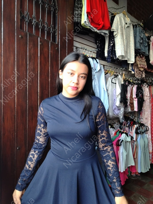 Vestido corto azul manga calada