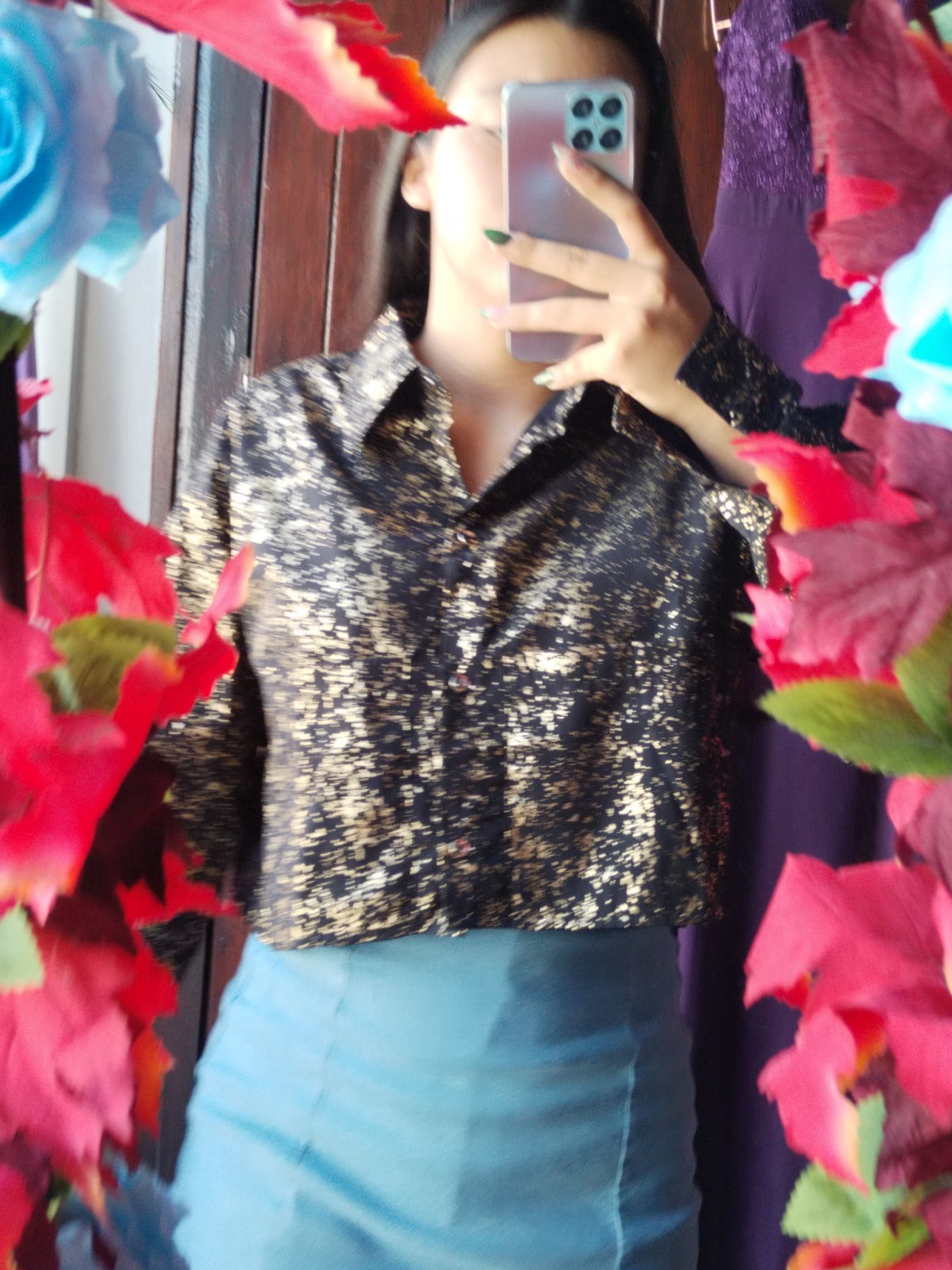 Blusa negra con dorado