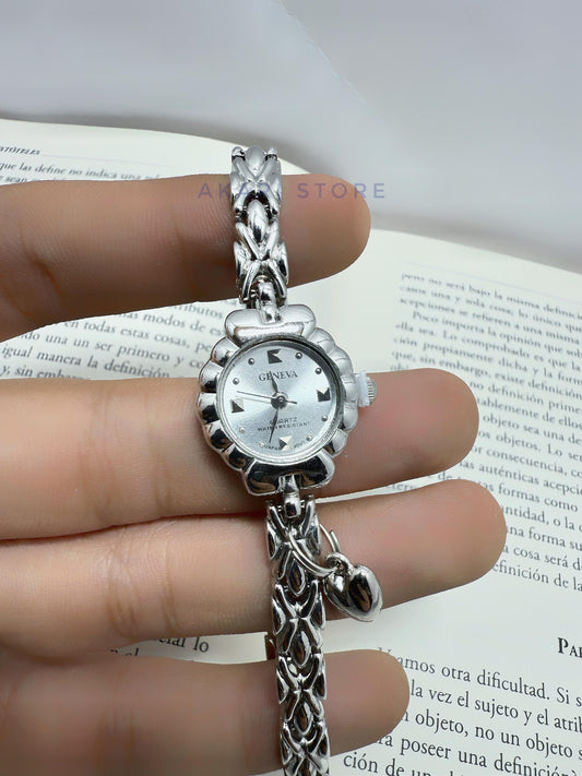 Reloj plateado de flor con dije de corazón
