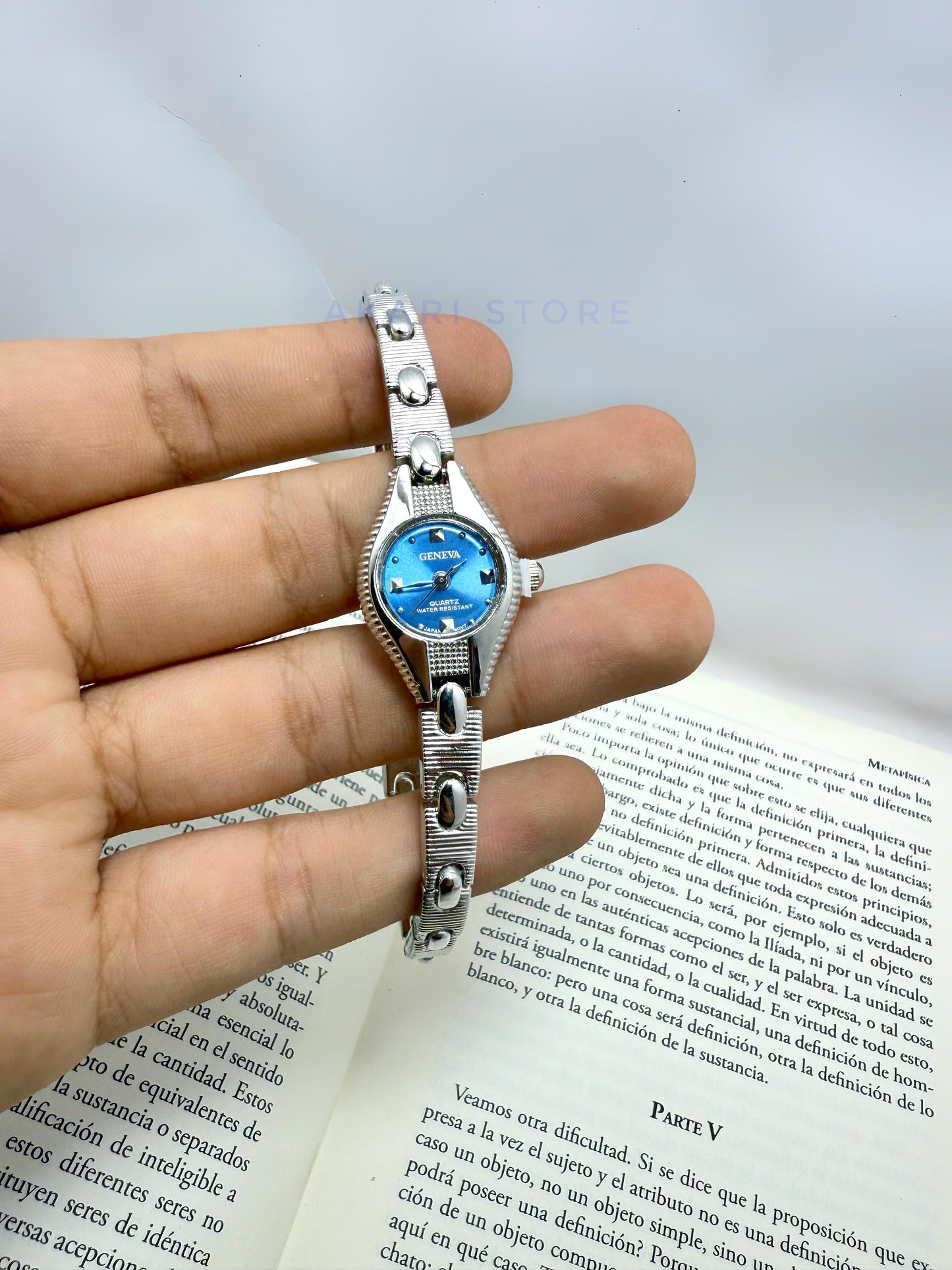 Reloj plateado con fondo azul