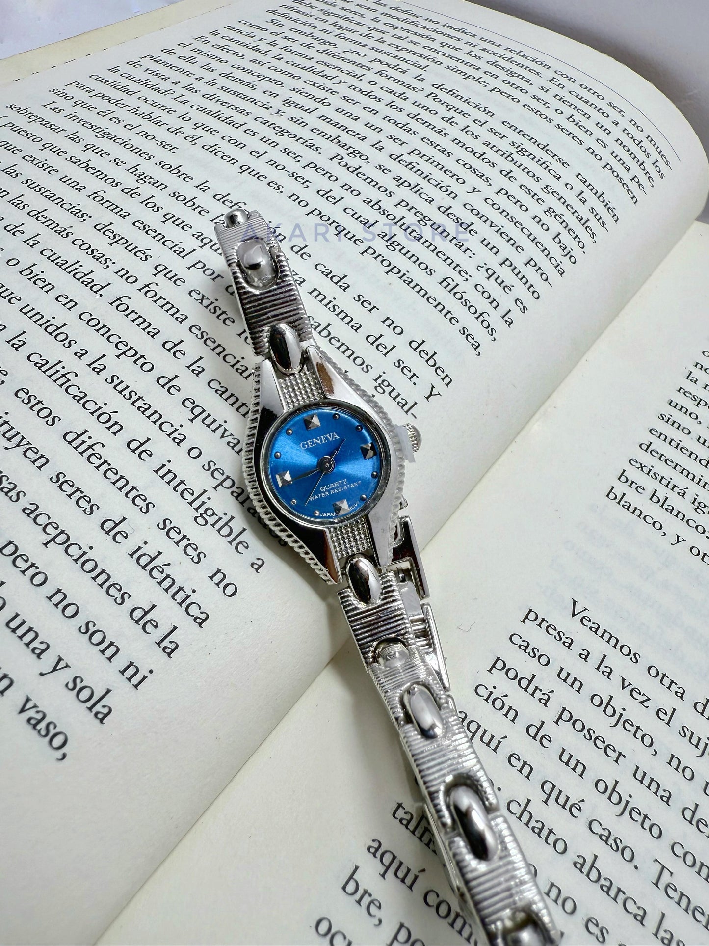 Reloj plateado con fondo azul