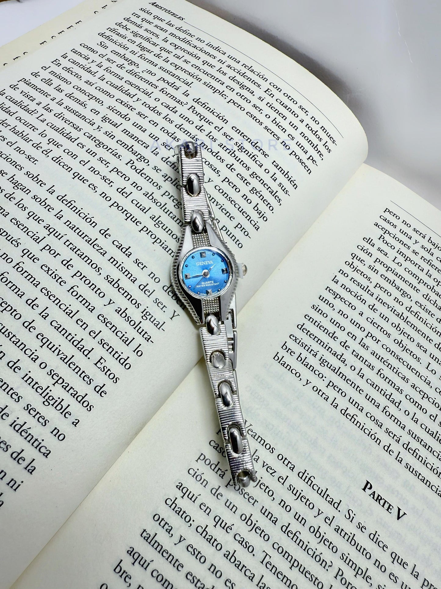 Reloj plateado con fondo azul