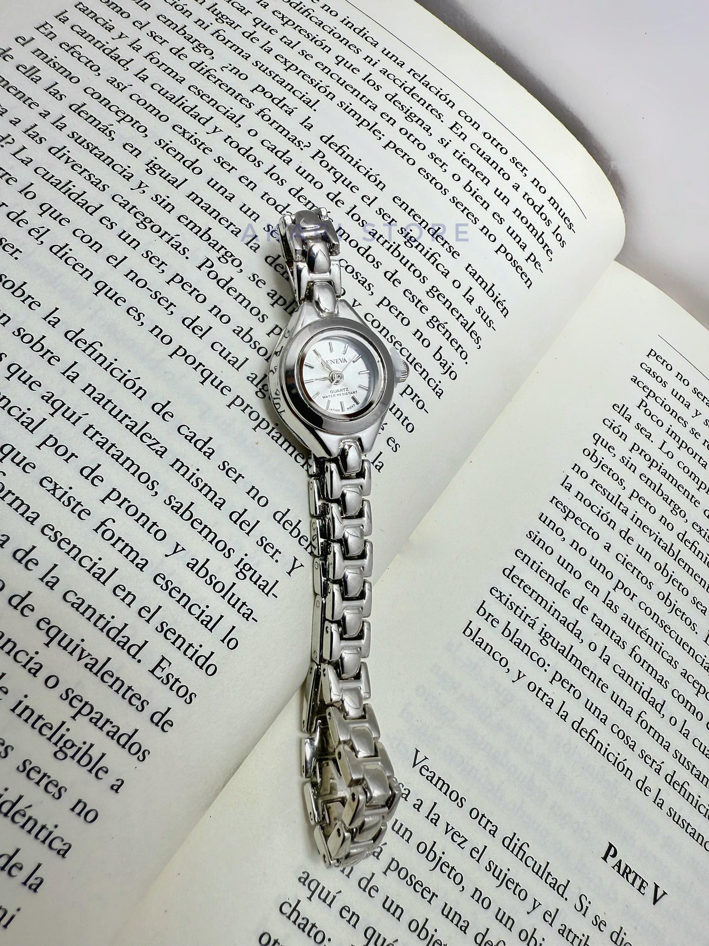 Reloj plateado minimalista