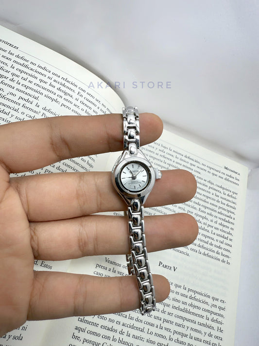 Reloj plateado minimalista