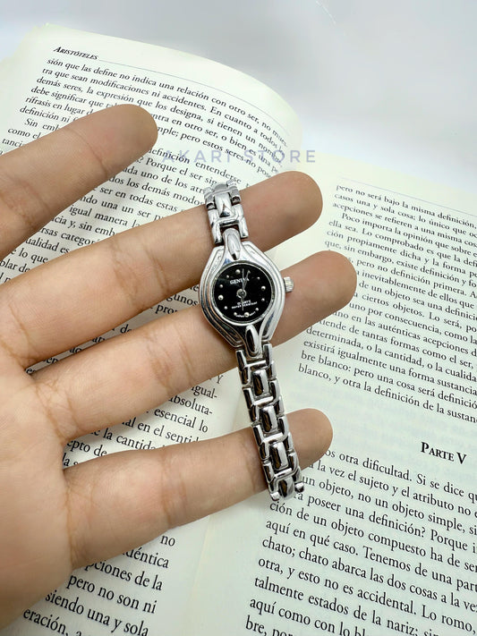 Reloj plateado con fondo negro