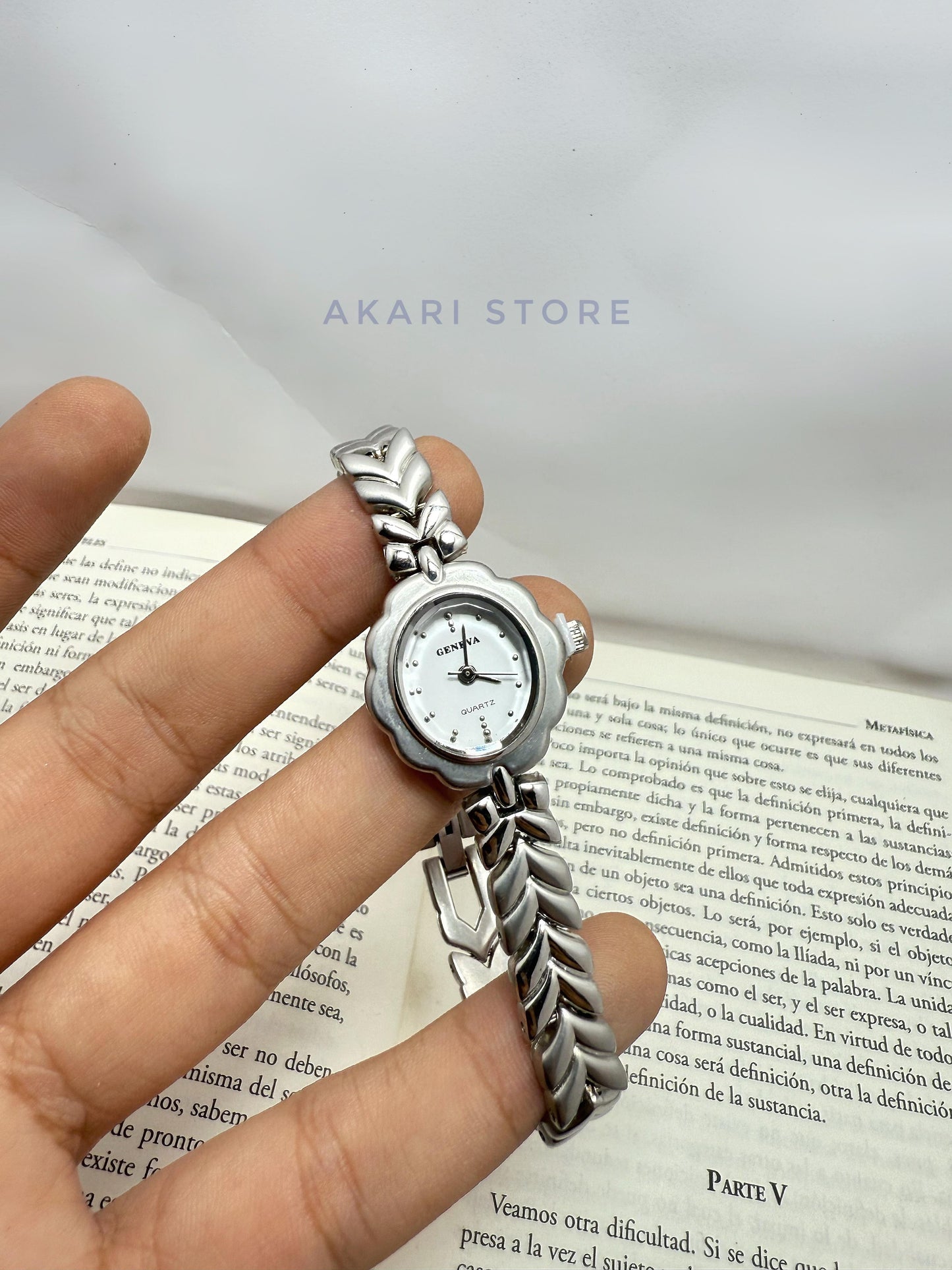 Reloj plateado en forma de flor