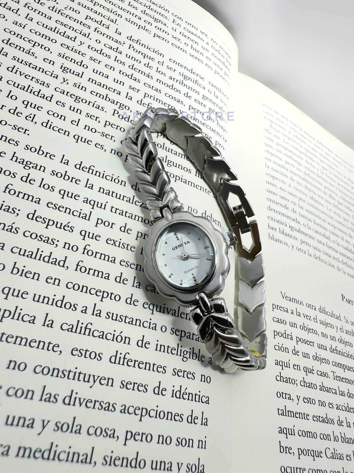 Reloj plateado en forma de flor