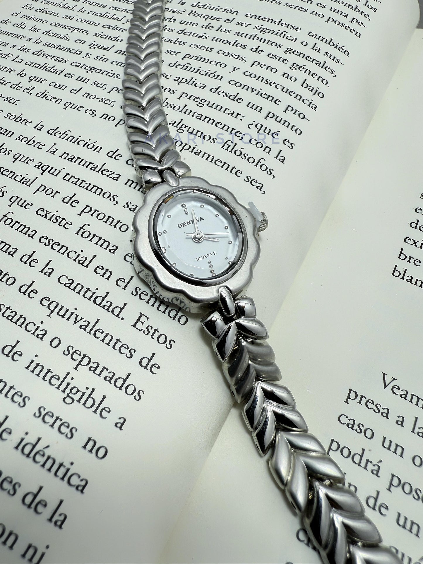 Reloj plateado en forma de flor
