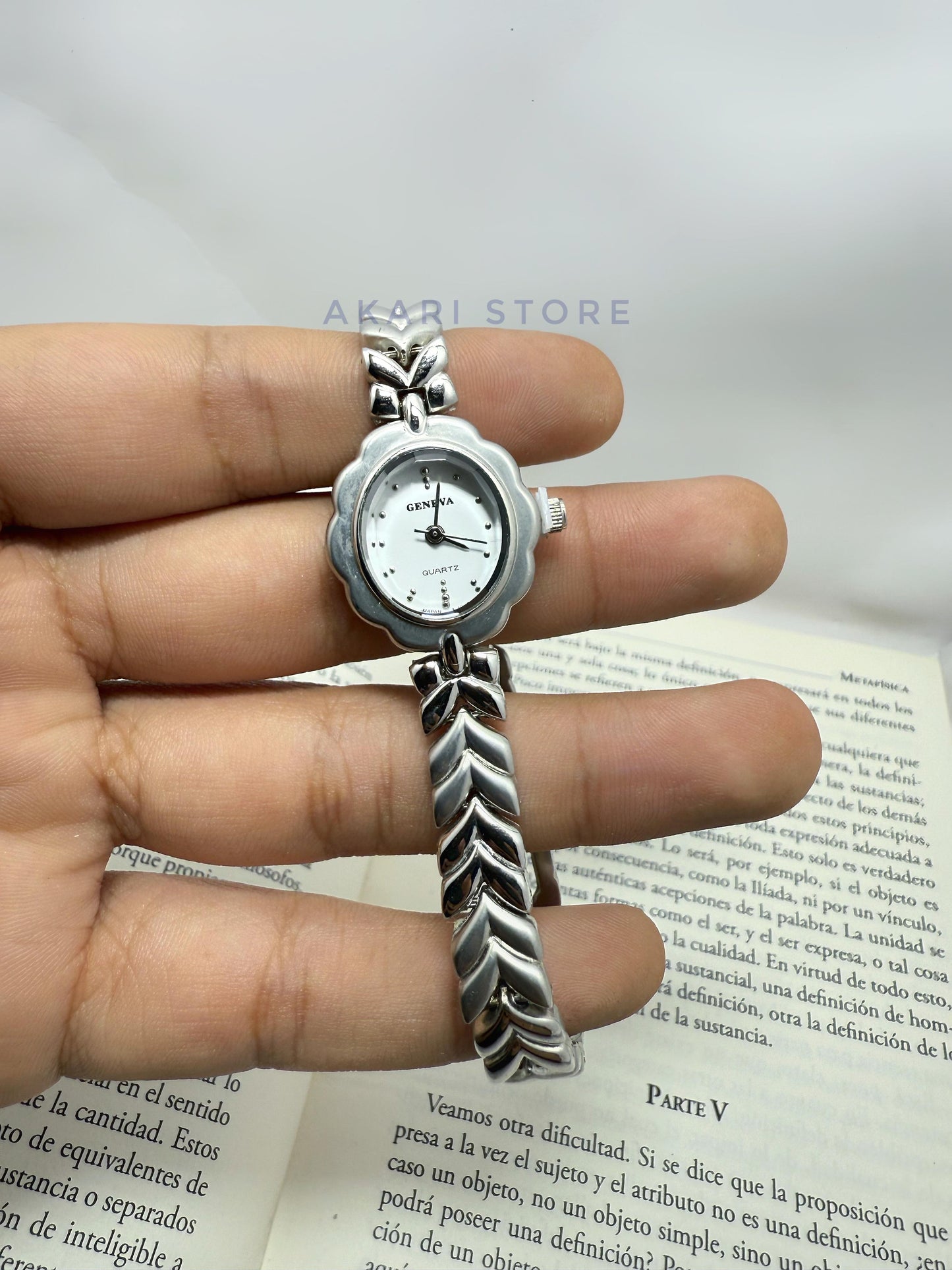 Reloj plateado en forma de flor