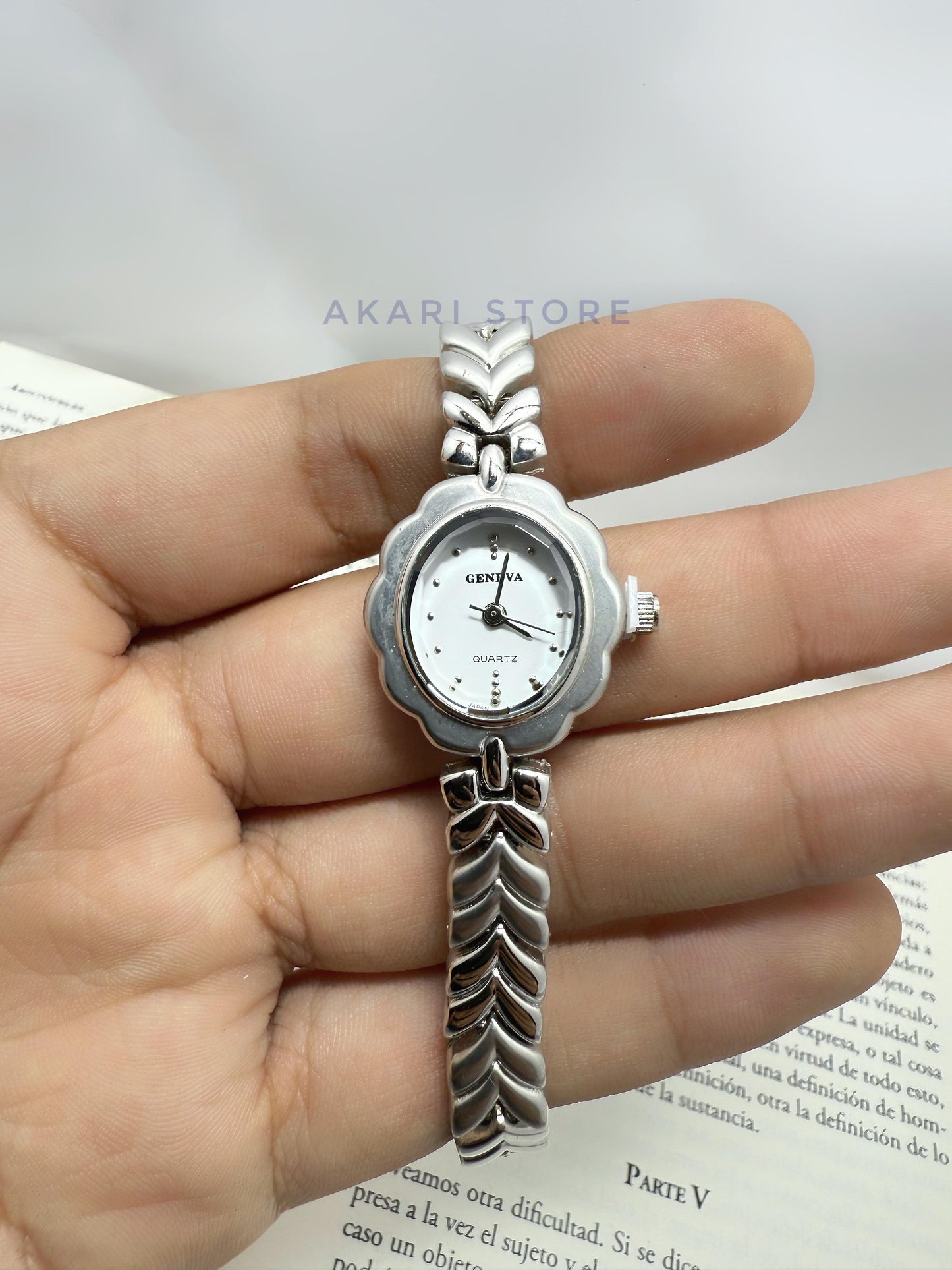 Reloj plateado en forma de flor