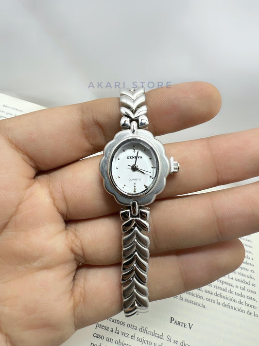 Reloj plateado en forma de flor