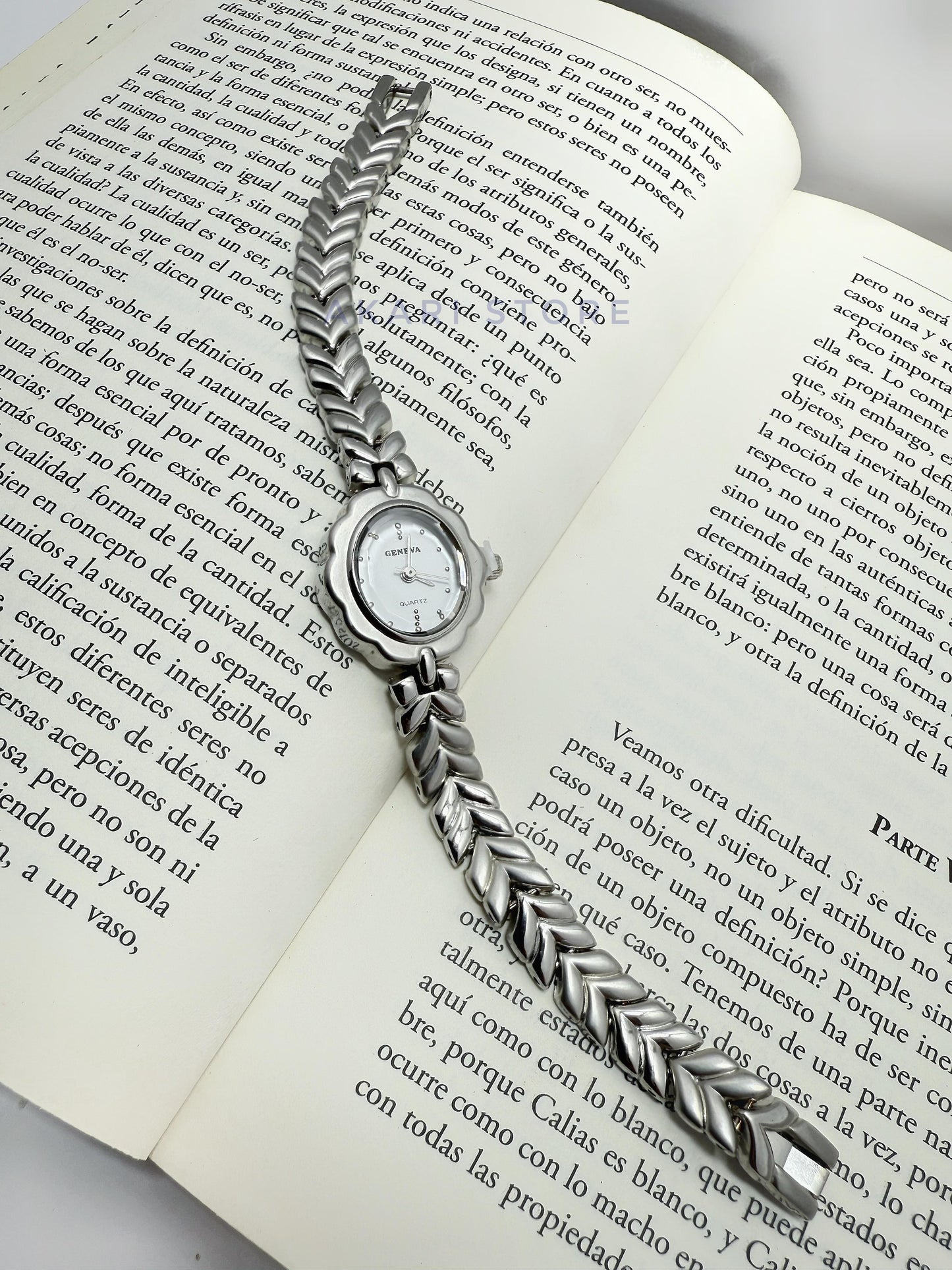 Reloj plateado en forma de flor