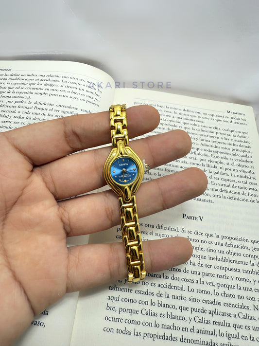 Reloj dorado con fondo azul