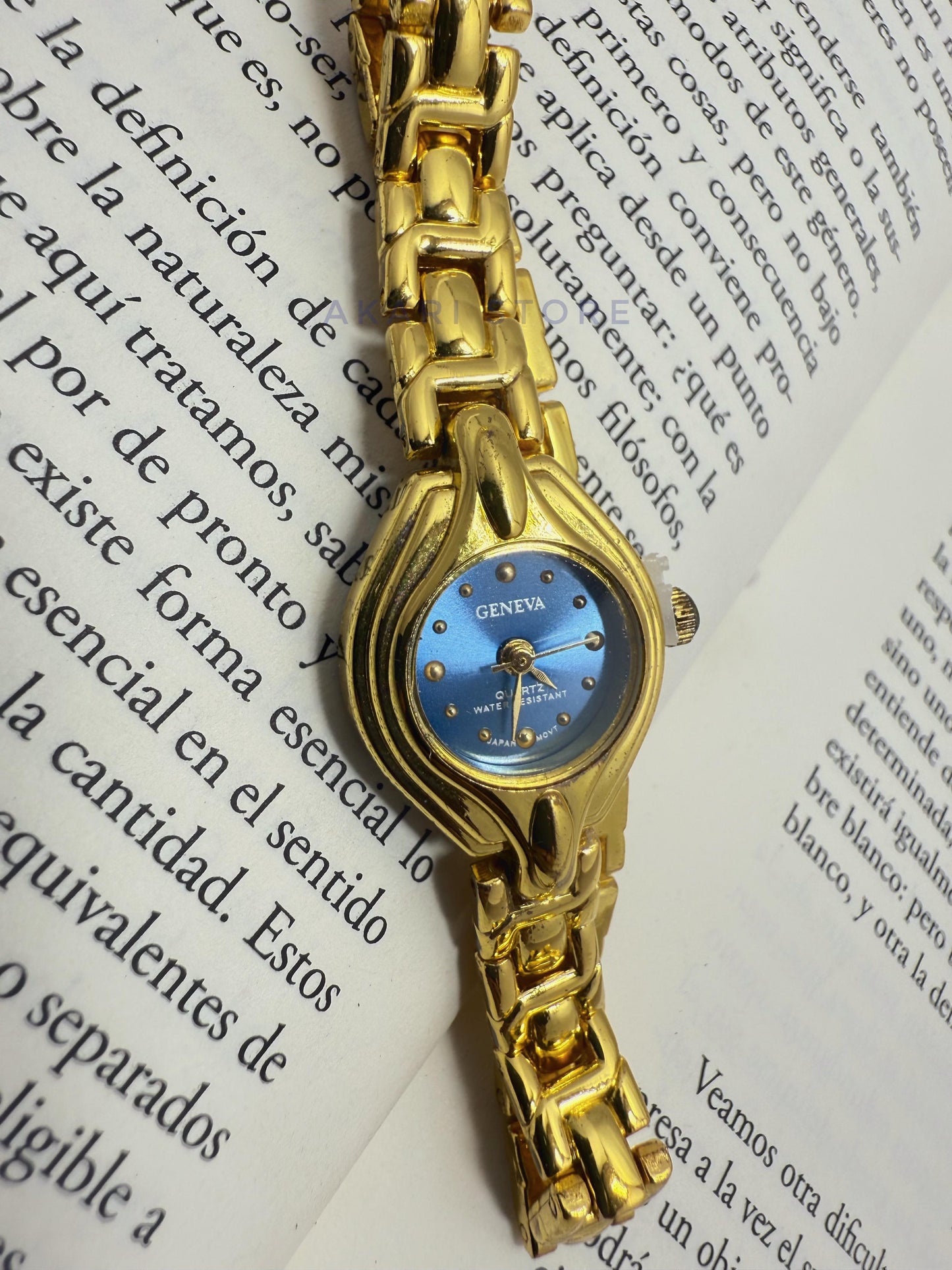 Reloj dorado con fondo azul
