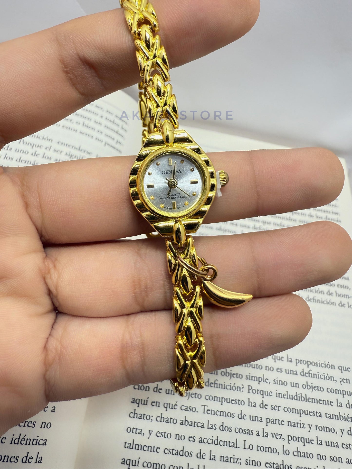 Reloj dorado con dije de luna