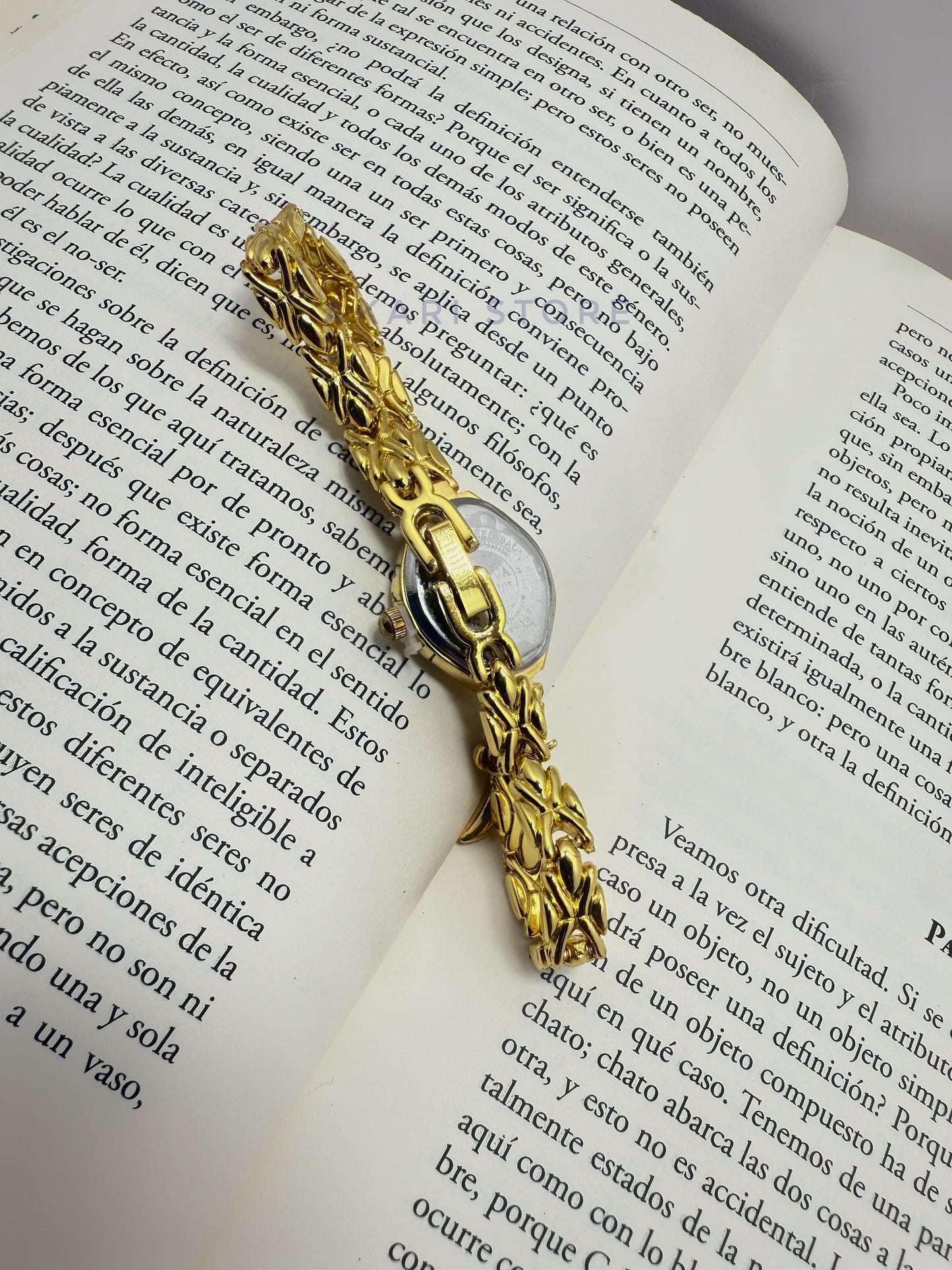 Reloj dorado con dije de luna