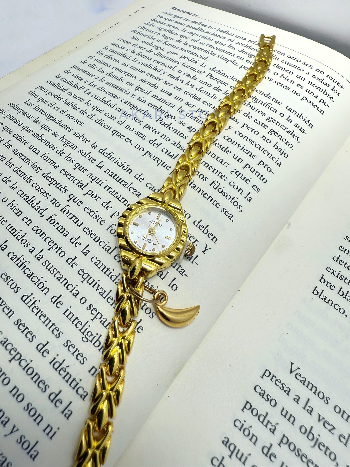 Reloj dorado con dije de luna