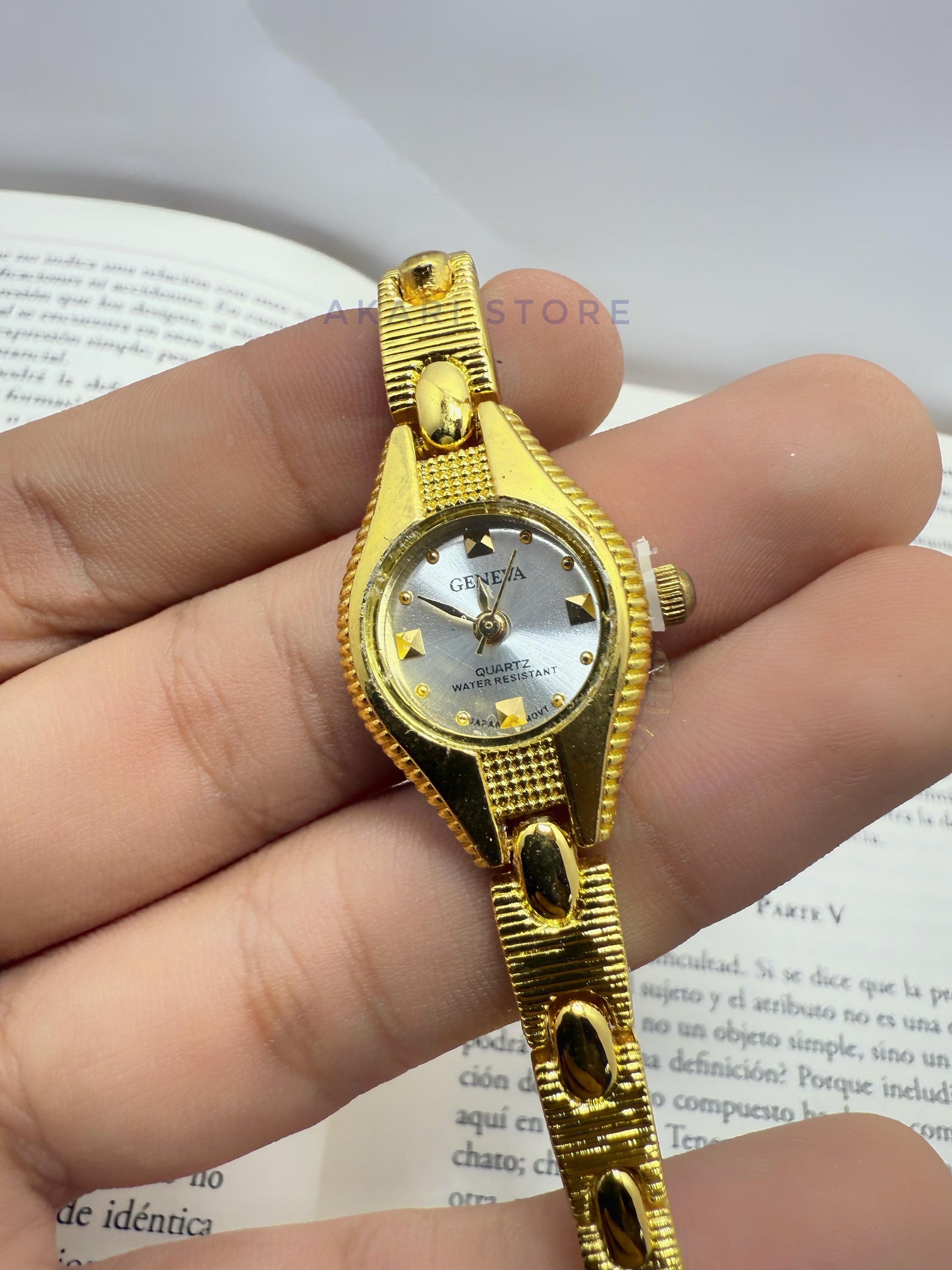 Reloj dorado con fondo gris