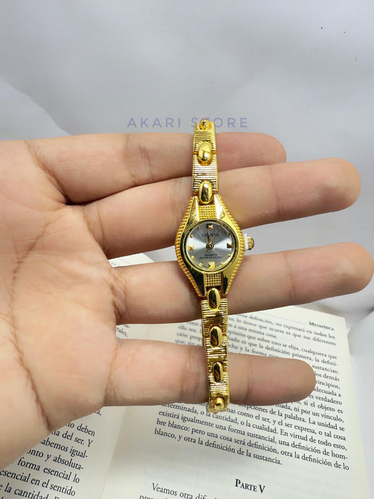 Reloj dorado con fondo gris
