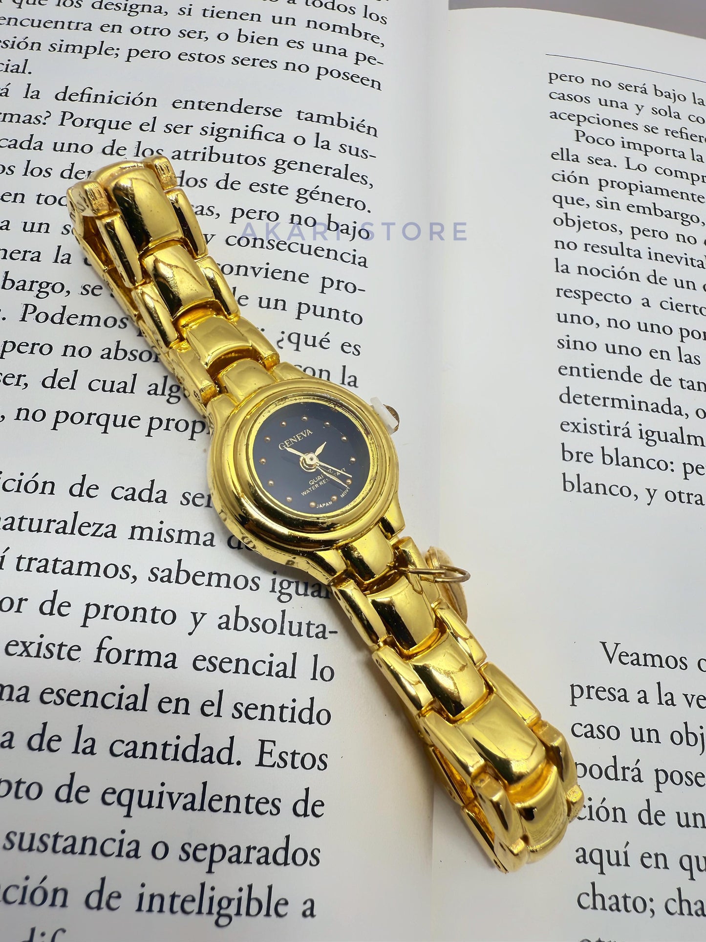 Reloj dorado con fondo negro