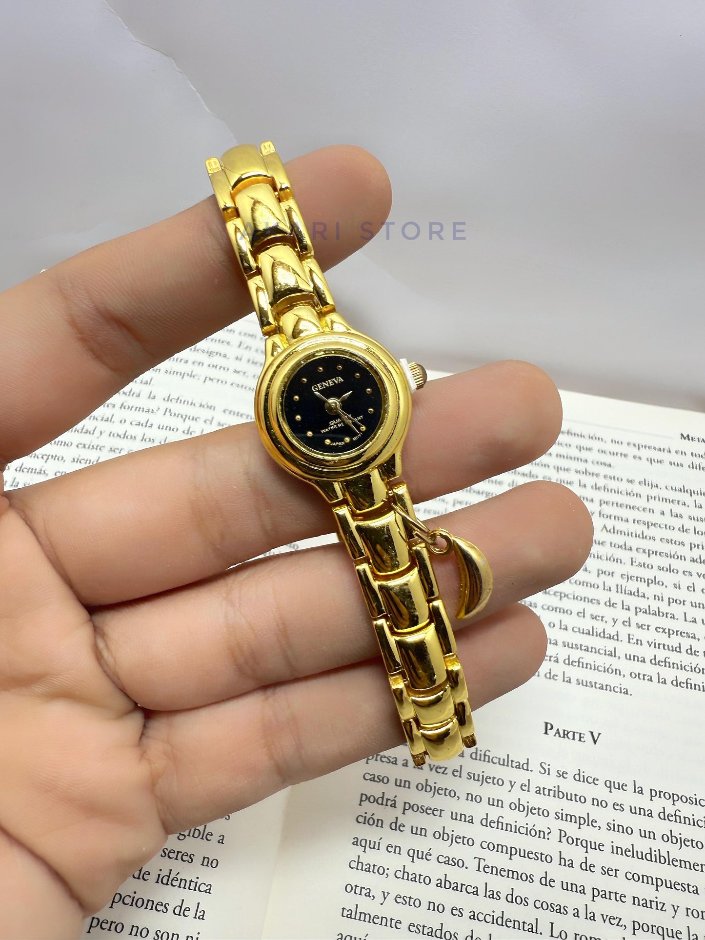 Reloj dorado con fondo negro