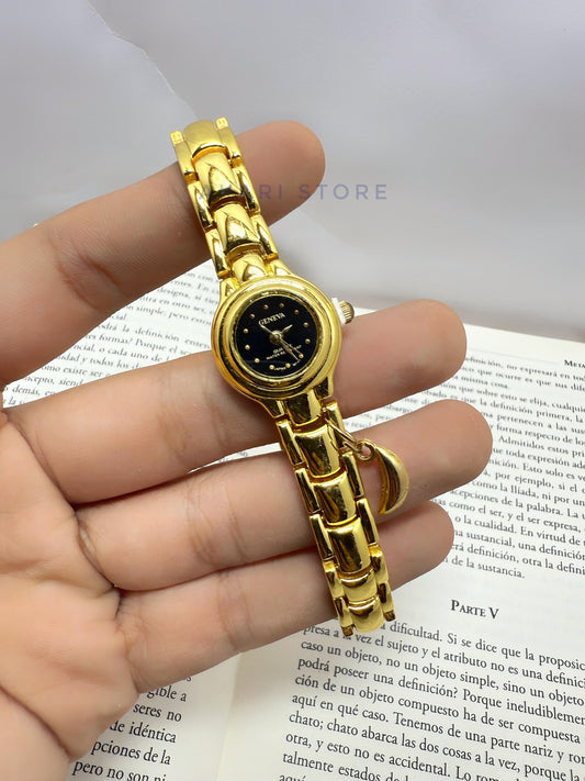 Reloj dorado con fondo negro