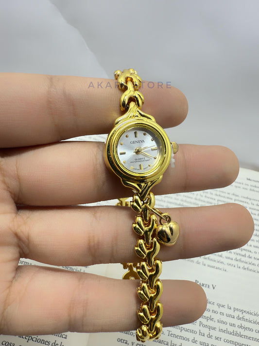 Reloj dorado minimalista con dije de corazón