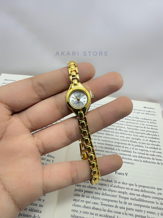 Reloj dorado minimalista