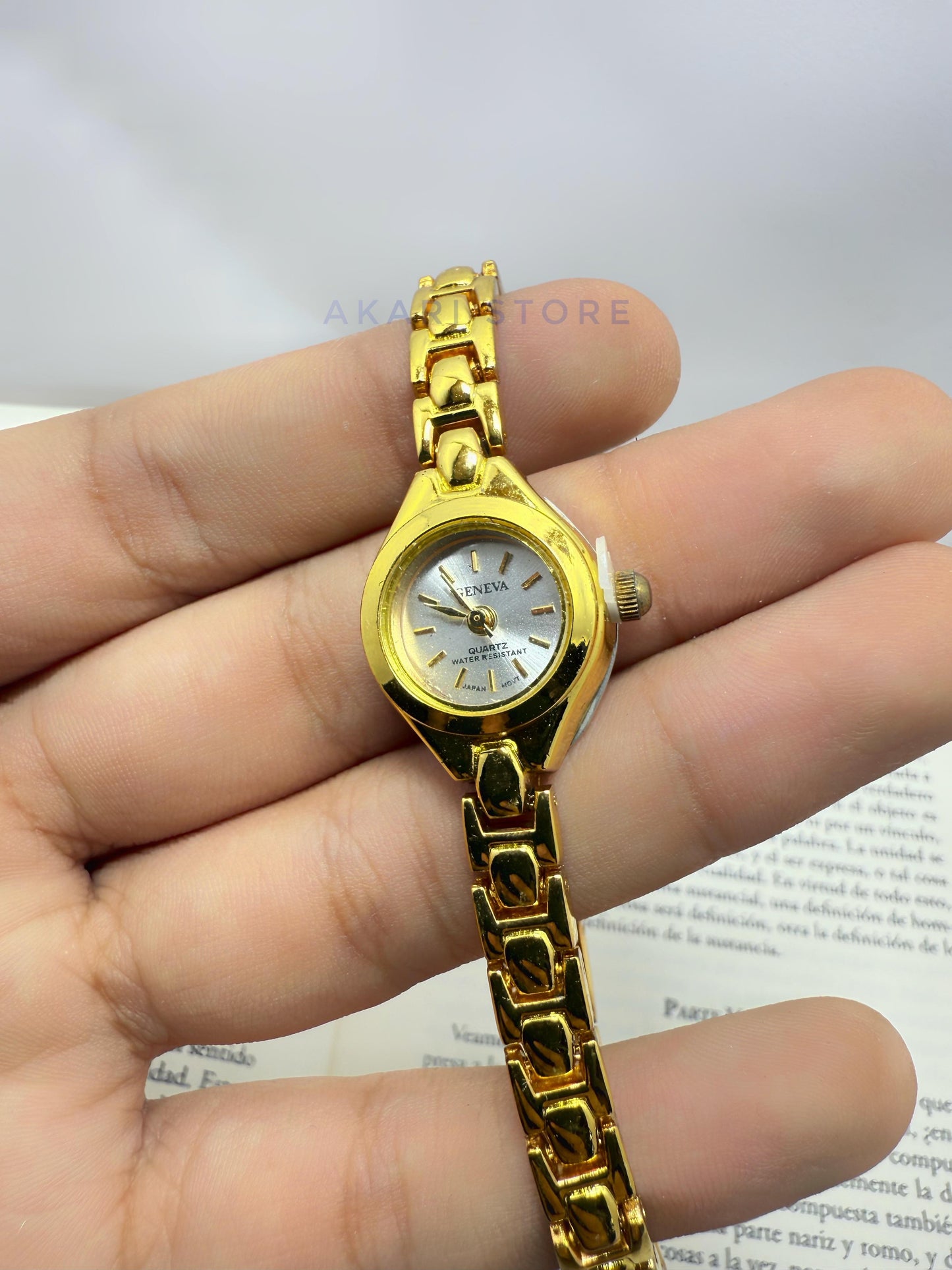 Reloj dorado minimalista