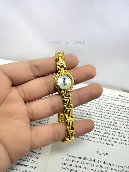 Reloj dorado minimalista de trenza