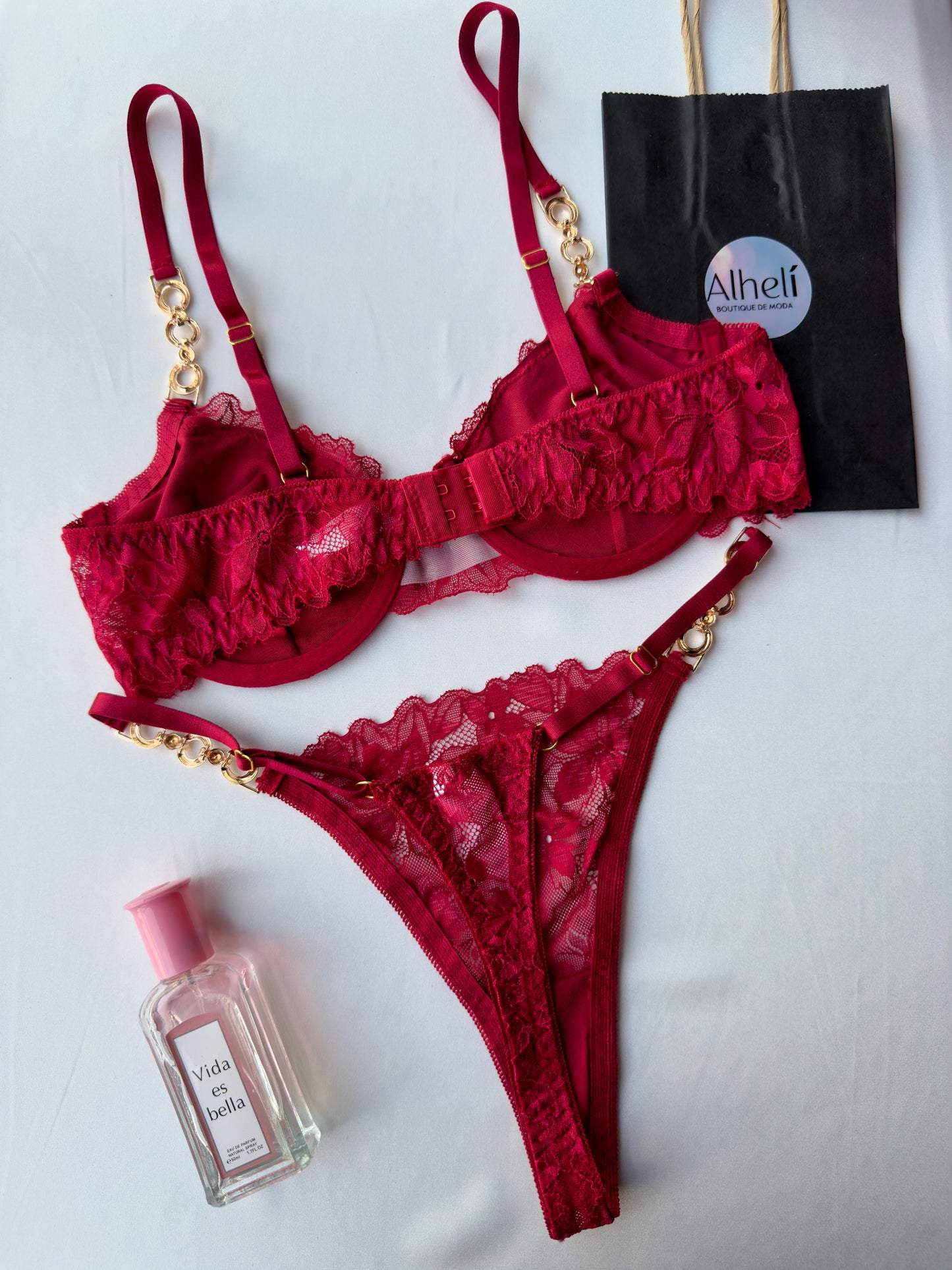 Lencería rojo con sujetador y braguita con aros y detalles de encaje floral y cadena