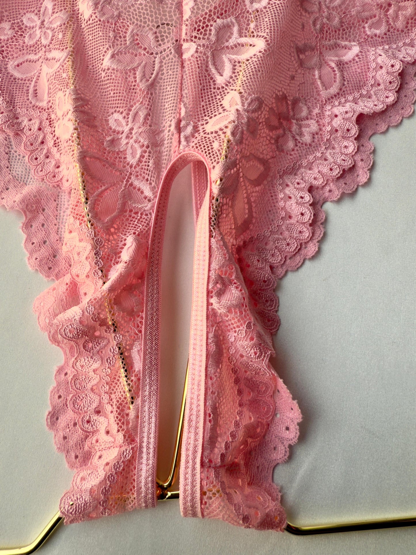 Lencería Rosada con escote profundo, adorno de encaje floral y ribete rizado