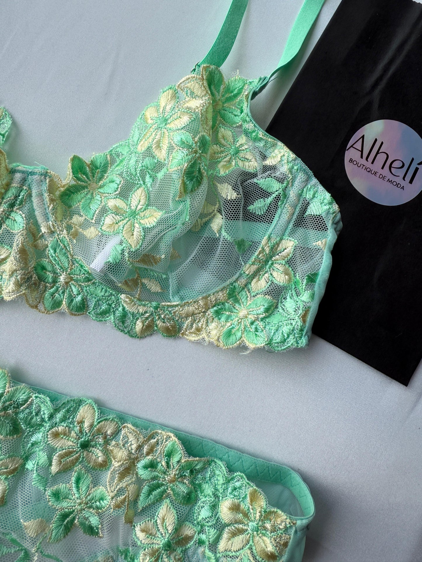 Lenceria verde con bordado floral romantica 2 piezas