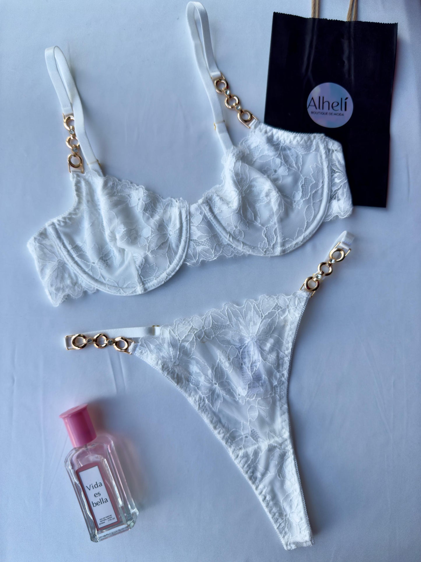 Lencería blanco con sujetador y braguita con aros y detalles de encaje floral y cadena