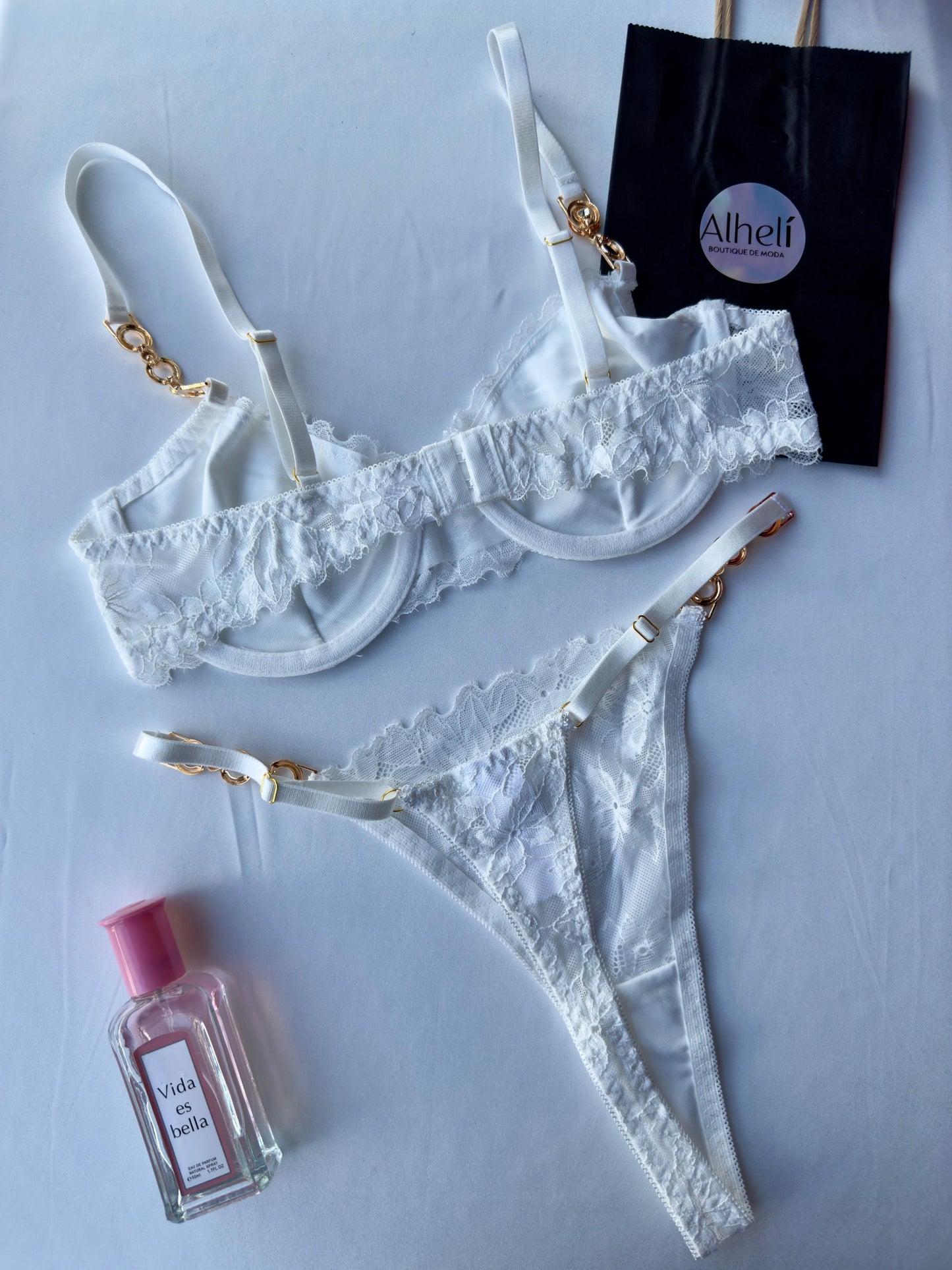 Lencería blanco con sujetador y braguita con aros y detalles de encaje floral y cadena