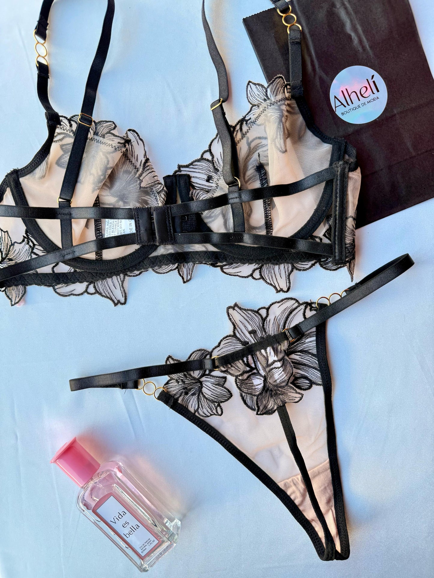 Lencería negra con bordado floral de malla